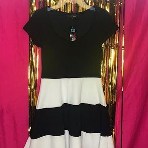 Selling new ”B Famous #USA” black & white dress.👗👗